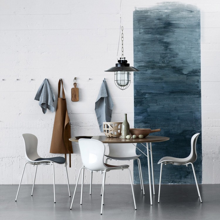 peinture-eau-murs-salle-manger-table-ronde-bois-chaises-design