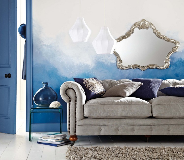 peinture-eau-murs-salon-cosy-bleu-blanc-tapis-beige-canape-chesterfield