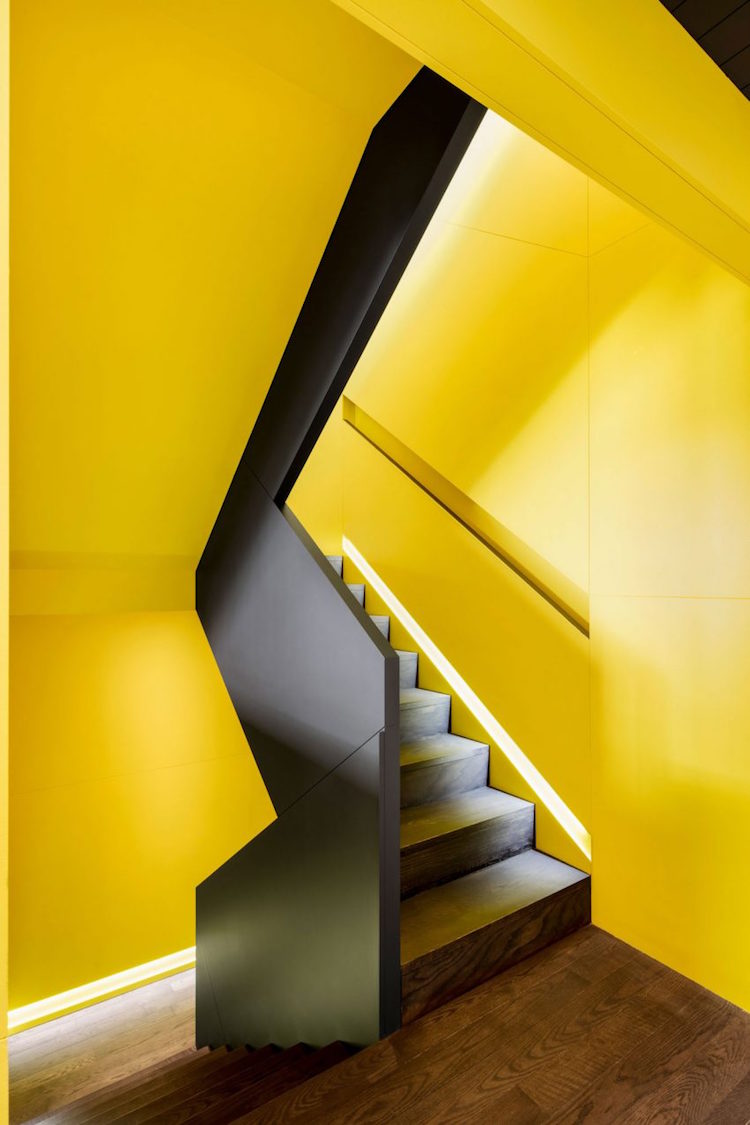 peinture-jaune-canari-garde-corps-noir-escalier-droit-bois