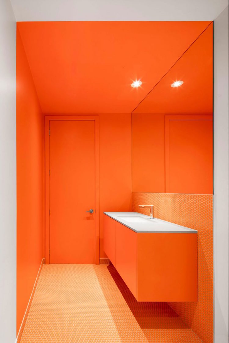 peinture-orange-fluo-salle-bain-meuble-lavabo-orange-fluo