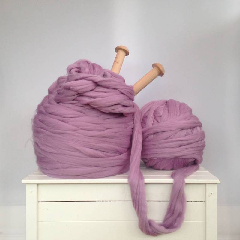 pelote-laine-rose-grosse-maille-aiguilles-bois-couverture-tricot-geante
