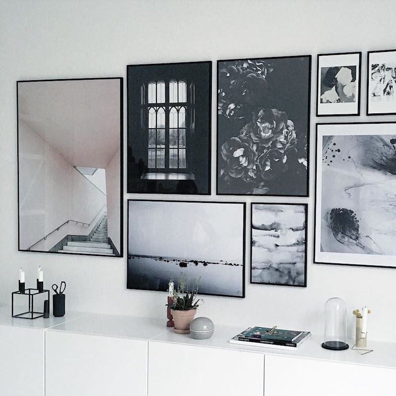 photos-noir-blanc-cadres-agencement-asymetrique-mur