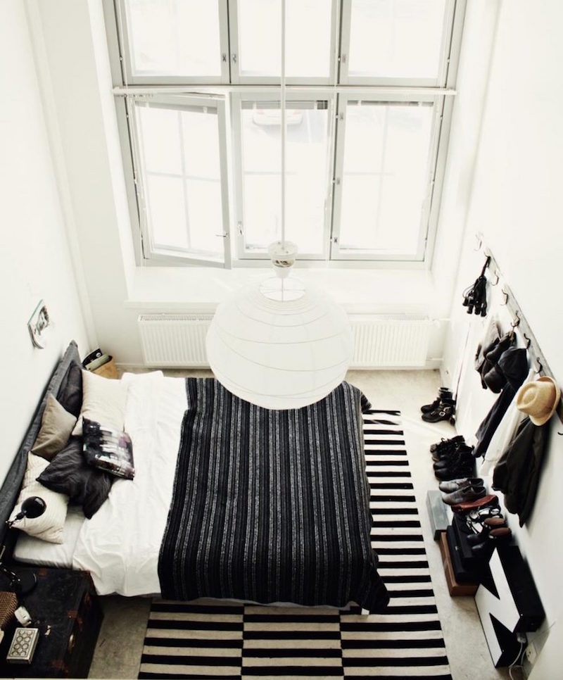 porte-vetement-patere-murale-petit-espace-lily-tapis-raye-noir-blanc