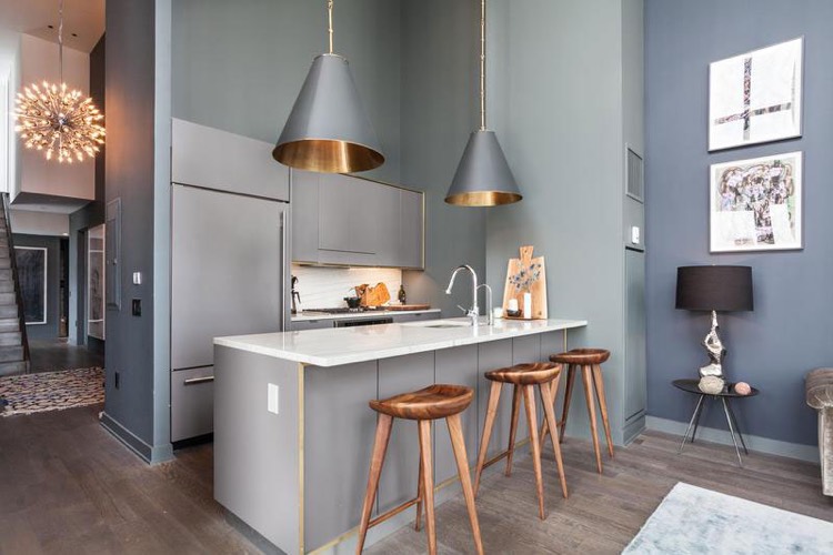 quelle-couleur-de-mur-pour-une-cuisine-bleu-gris-armoires-gris-clair-chaises-bar-bois