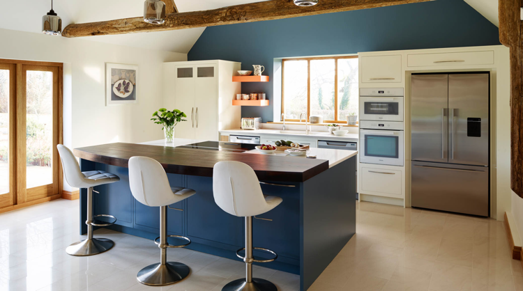 quelle-couleur-de-mur-pour-une-cuisine-bleu-gris-ilot-bleu-roi-armoires-blanches