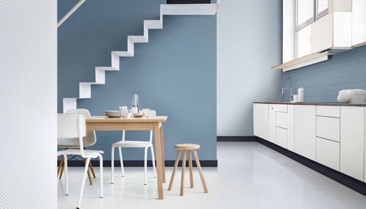 quelle-couleur-de-mur-pour-une-cuisine-bleu-serenite-armoires-cuisine-blanches-meubles-bois-blond-credence-brique-bleu-pastel