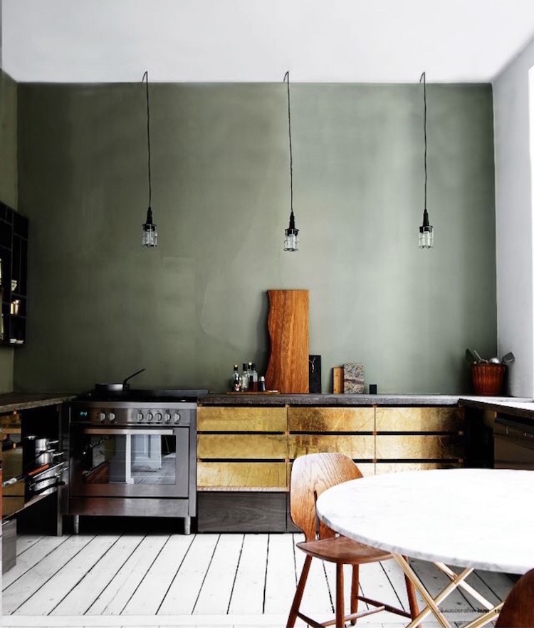 quelle-couleur-de-mur-pour-une-cuisine-industrielle-peinture-vert-gris-plancher-bois-blanchi