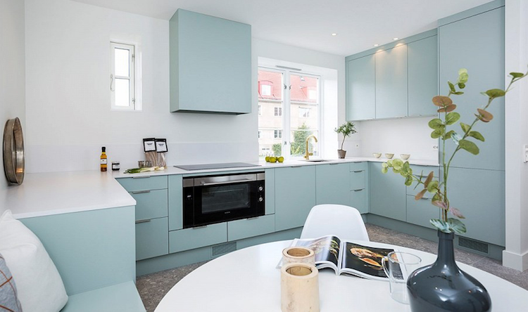 relooking-cuisine-decorer-armoires-bleu-pastel-plans-travail-blanc