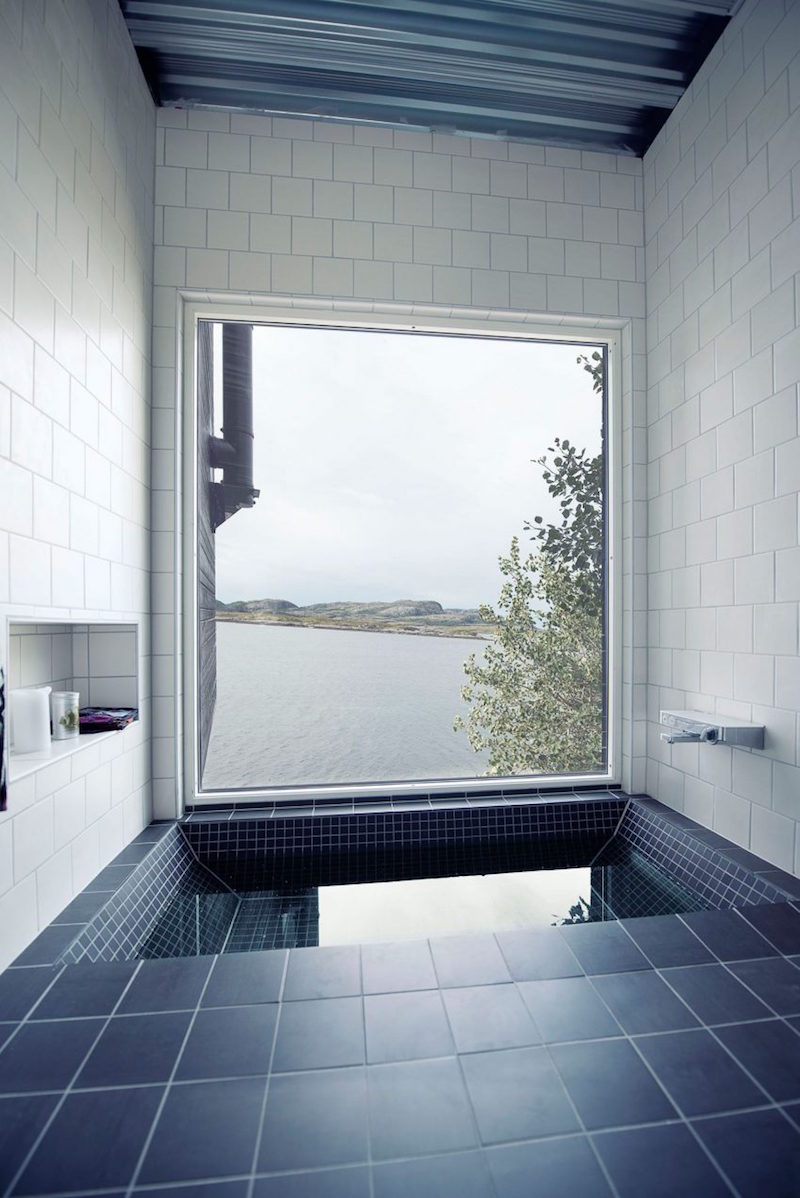 salle-bain-moderne-vue-baignoire-encastree-sol-carrealge-blanc-noir