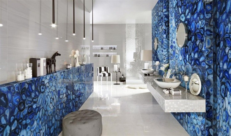 salle de bain pierre ambiance-luxe-agathe-bleue-sol-marbre-blanc