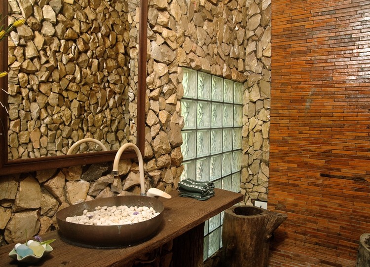 salle-bain-pierre-idees-deco-murs-ambiance-rustique