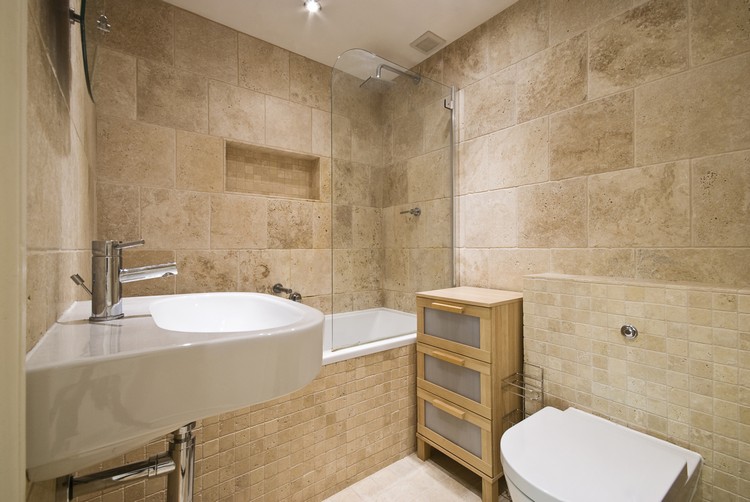 salle-bain-pierre-travertin-sol-murs-lavabo-design