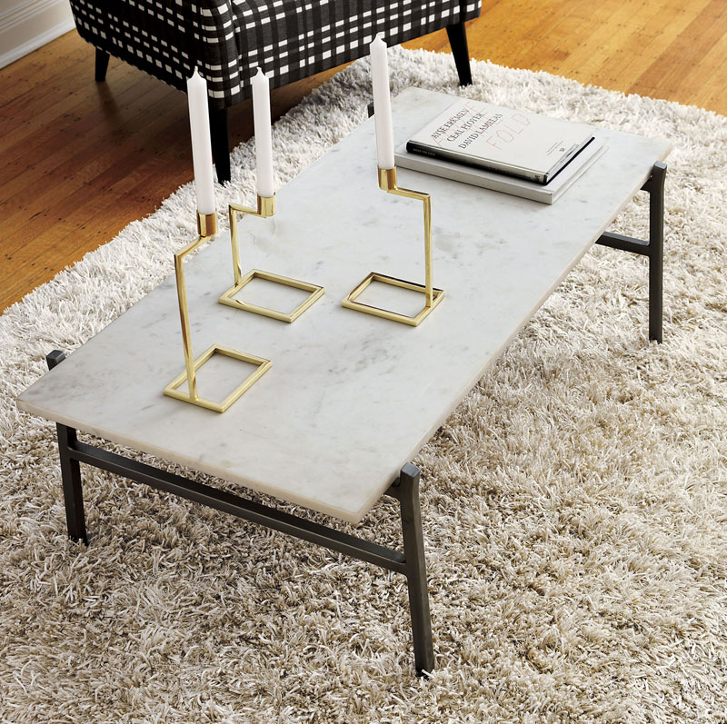 salon-cosy-chic-table-basse-marbre-tapis-shaggy-bougies