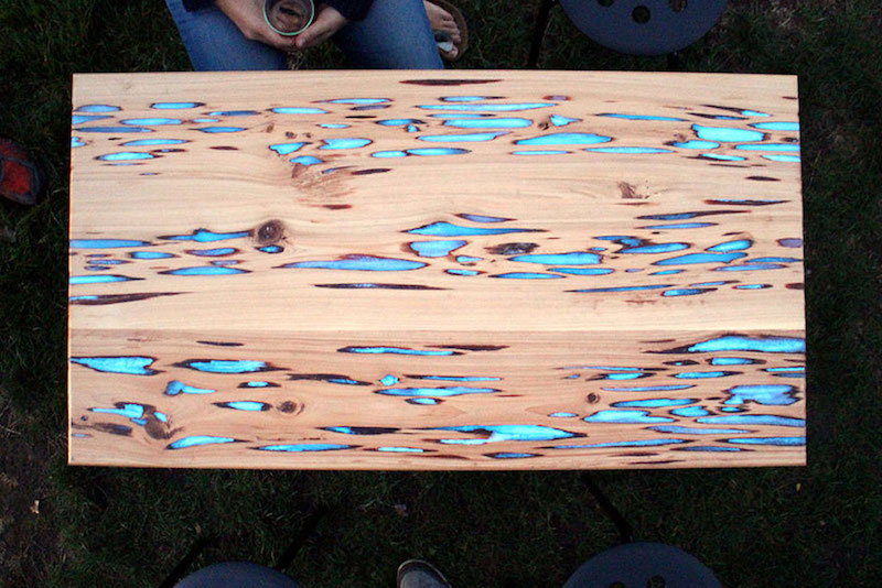 table-bois-resine-epoxy-phosphorescente-bleu-azur