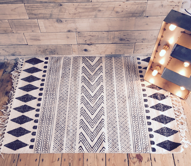 tapis-nordique-ethnique-motifs-noir-blanc-parement-bois