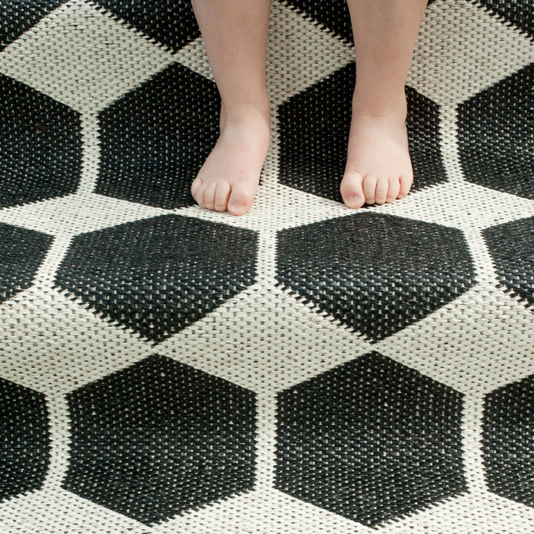 tapis-nordique-motifs-hexagonaux-noir-blanc