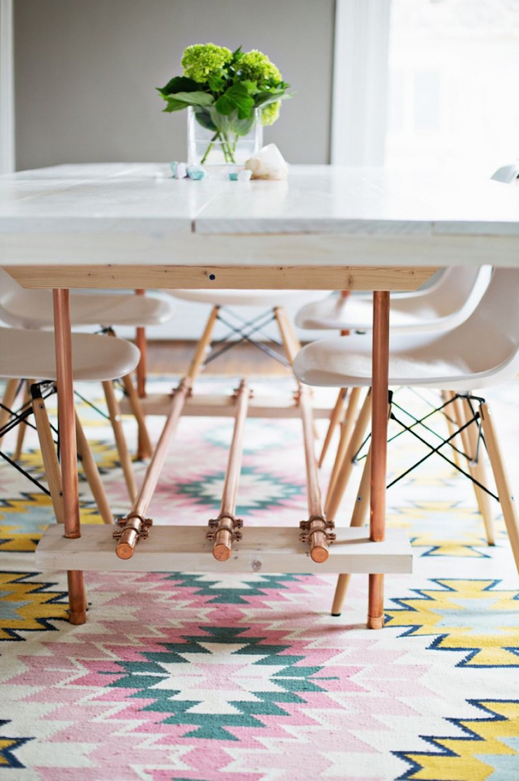 tapis-nordique-motifs-roses-jaunes-blanches-table-bois