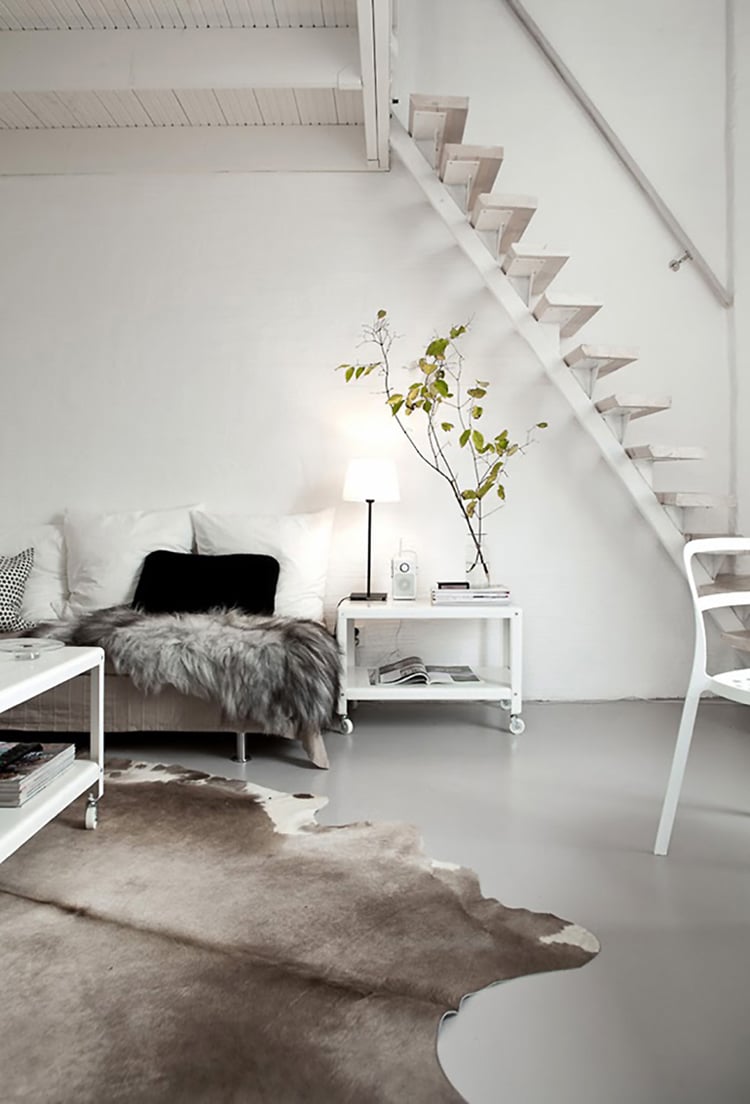 tapis-nordique-peau-bete-sol-beton-cire-escalier-blanc