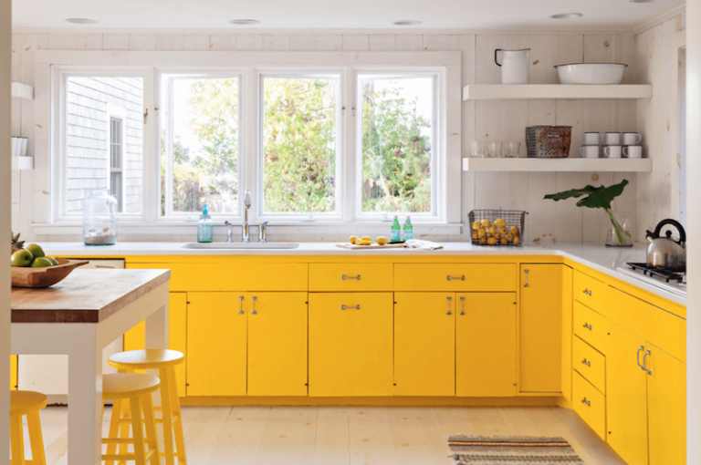 tendance couleur intérieur 2017 cuisine-armoires-jaunes-plans-travail-blancs