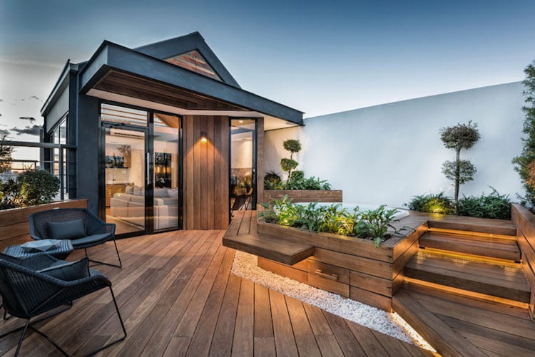 toit-terrasse-bois-moderne-espace-vie-deco-gravier-salon-jardin-noir