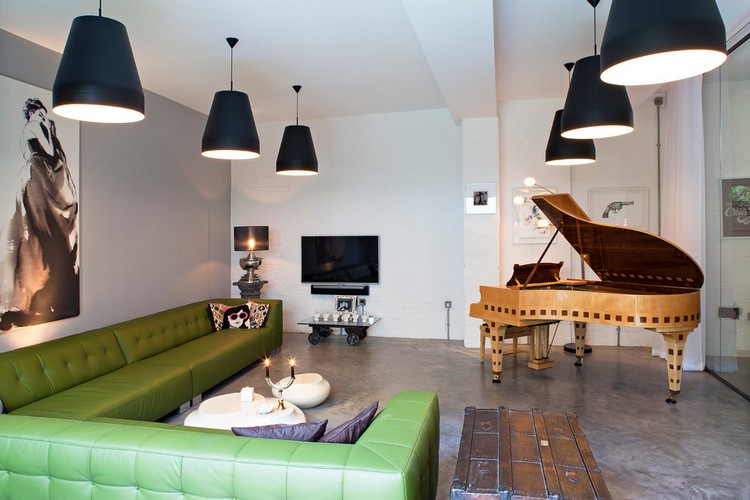 tout-savoir-beton-cire-salon-cosy-piano-queue-canape-angle-cuir-vert