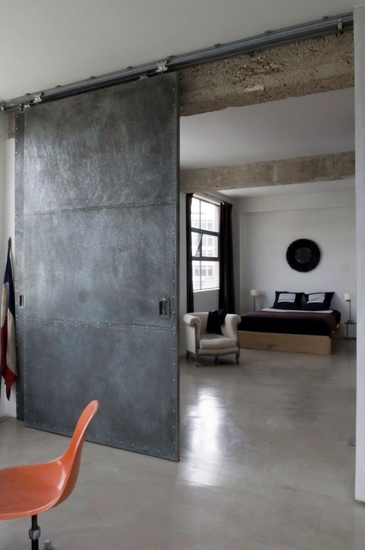tout-savoir-beton-prement-porte-couslliante-sol-plafond-poutre-apparente-chaise-orange