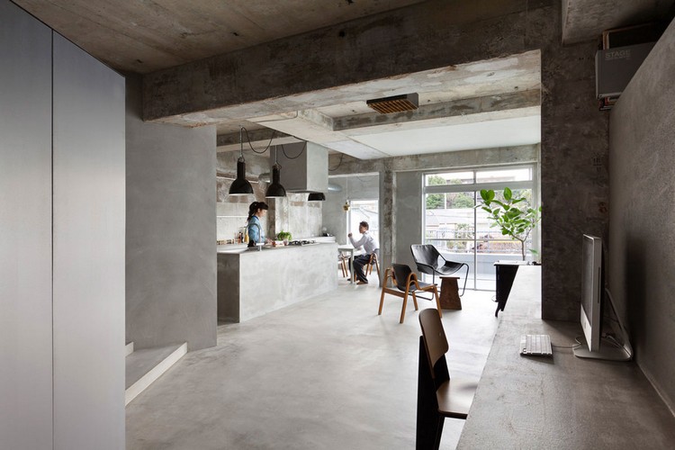 tout-savoir-beton-sol-appartement-luxe-plafond-bois-design-minimaliste