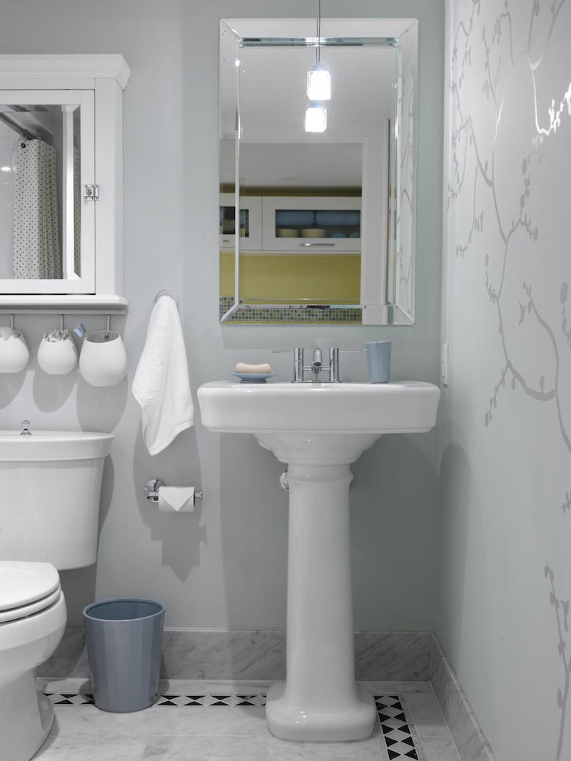 %d0%b0menagement-petite-salle-bain-avec-wc-lavabo-sur-pied-miroir-murs-sol