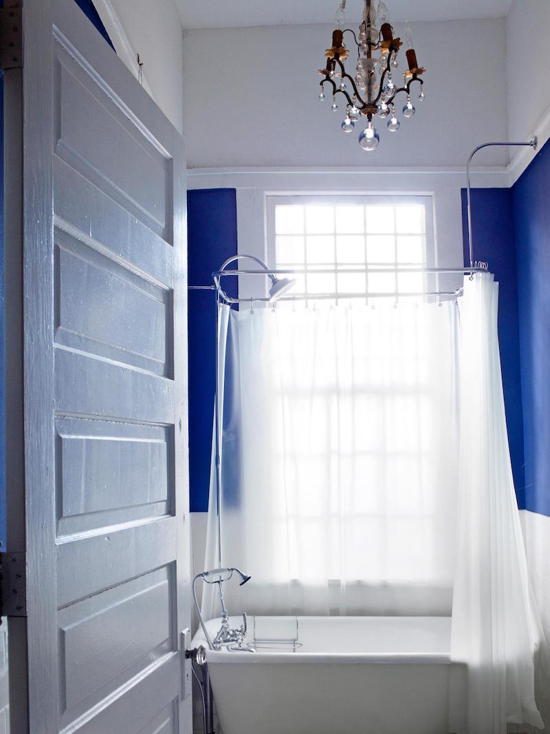%d0%b0menagement-petite-salle-bain-baignoire-poser-rideau-lustre-peinture-bleue