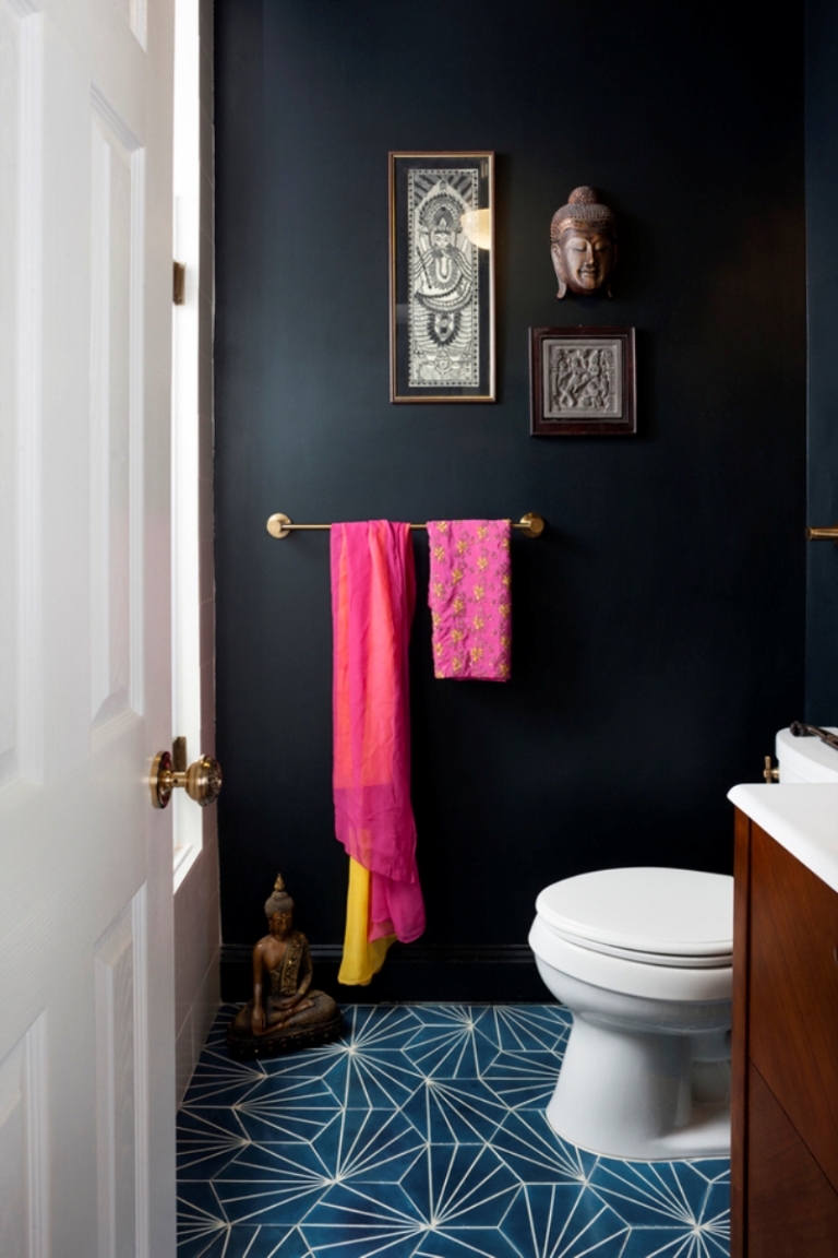 %d0%b0menagement-petite-salle-bain-baignoire-toilettes-decoration-peinture-noire
