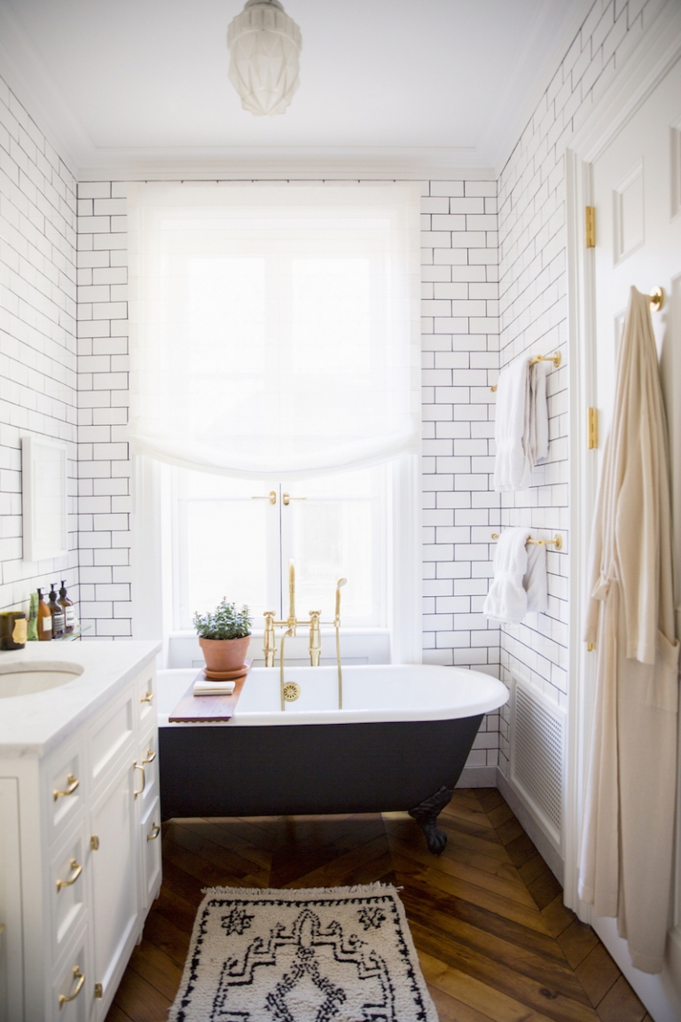 aménagement petite salle de bain blanche-noire-vintage-chic-accessoires-dores