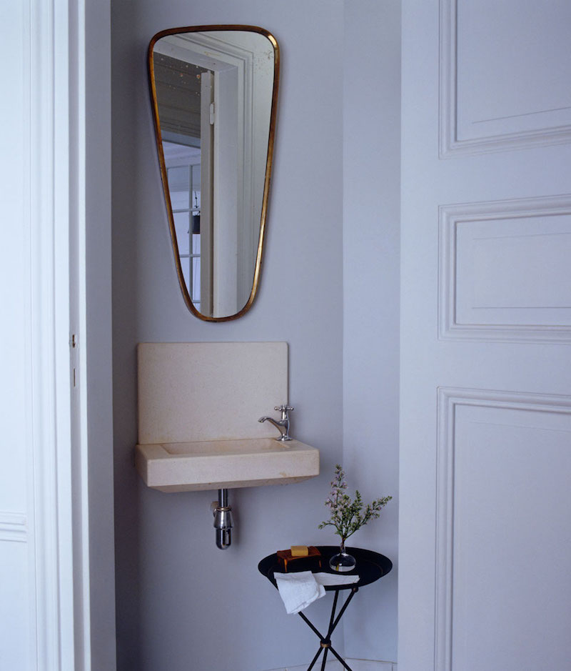 %d0%b0menagement-petite-salle-bain-deco-vintage-miroir-forme-originale-gueridon