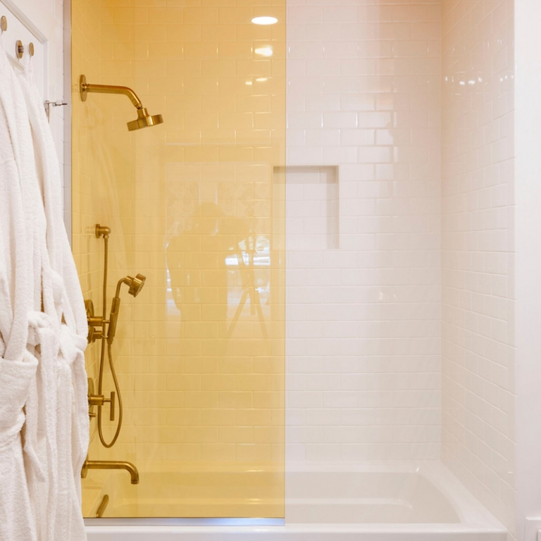 aménagement petite salle de bain originale-paroi-verre-jaune-carrelage-metro