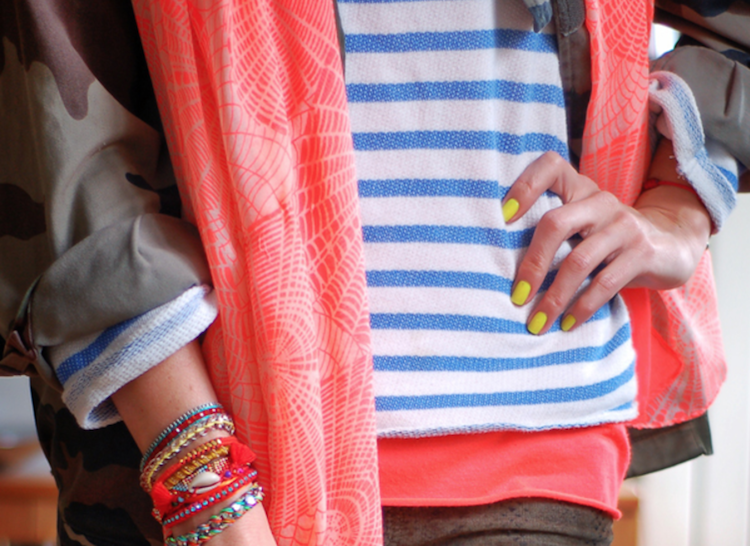 DIY bracelet-hipanema-déco-pompons-perles-fils-multicolores