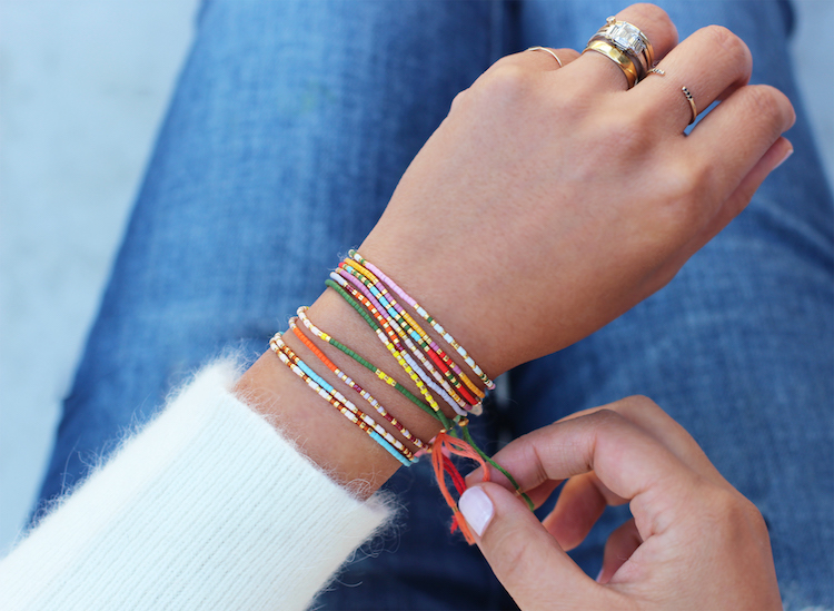 DIY bracelet-message-perles-multicolores-enfilées