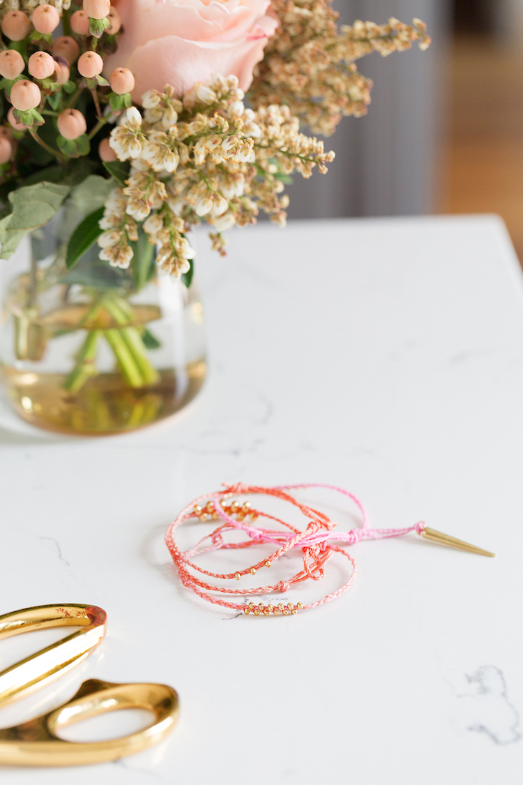 DIY bracelet-tressé-corde-coton-ciré-rose-déco-perles