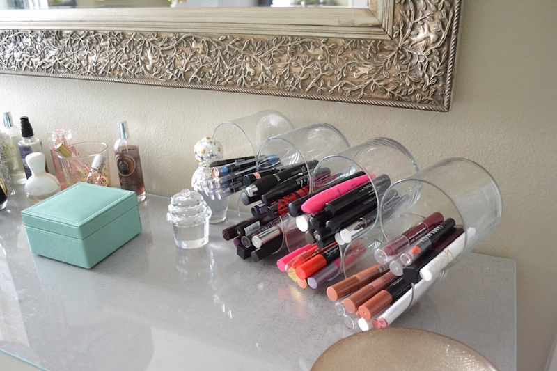 DIY-rangement-chambre-idées-organisateur-maquillage-verres-eau