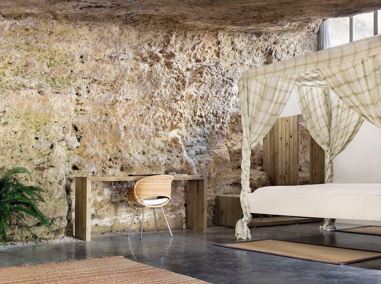 architecture organique-maison-grotte-déco-roches-authentiques-chambre-coucher