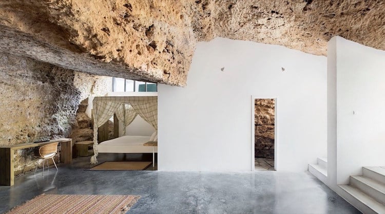 architecture organique-maison-grotte-formations-rocheuses-chambre-coucher-meuble-bureau-bois-massif