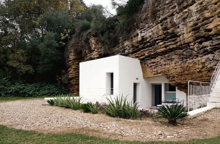 architecture organique-maison-grotte-moderne-authentique-façade-blanche-patio