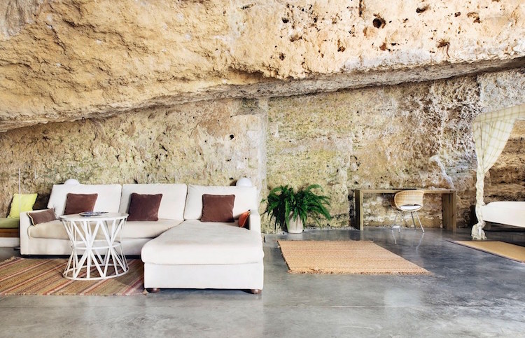 architecture organique-maison-grotte-salon-canapé-angle-formations-rocheuses