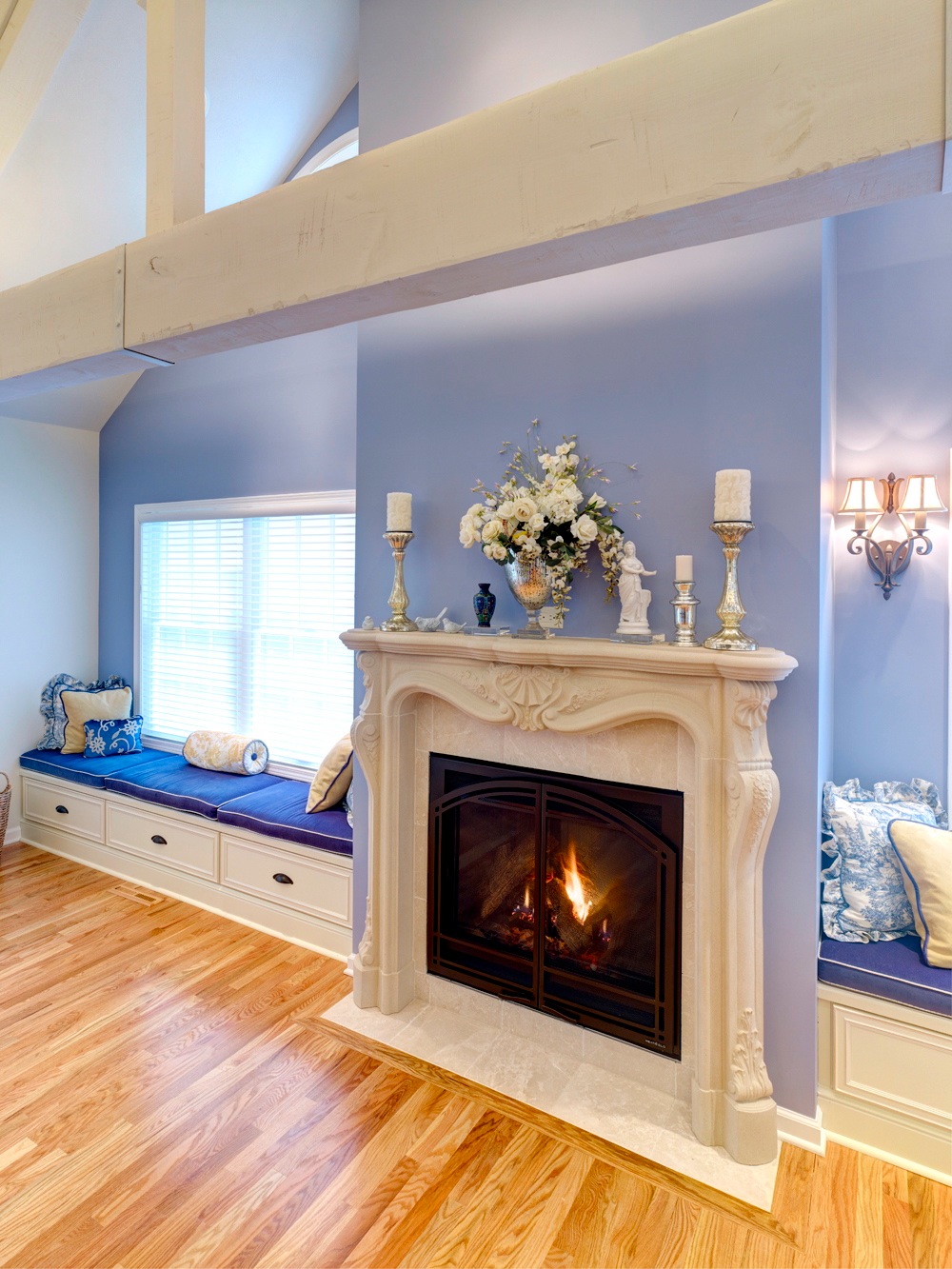 banquette-sous-fenêtre-peinture-murale-bleu-clair-coussins-décoratifs 