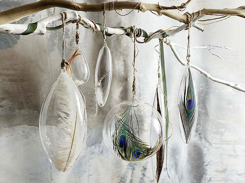 branche de bois décorée de boules-gouttes-verre-remplies-plumes-paon