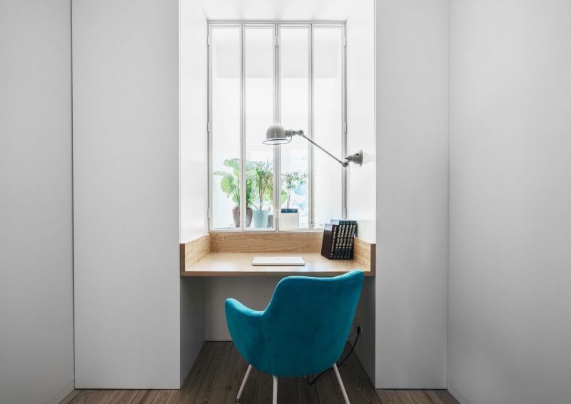 bureau-maison-table-bois-fauteuil-rétro-bleu-pétrole-fond-blanc