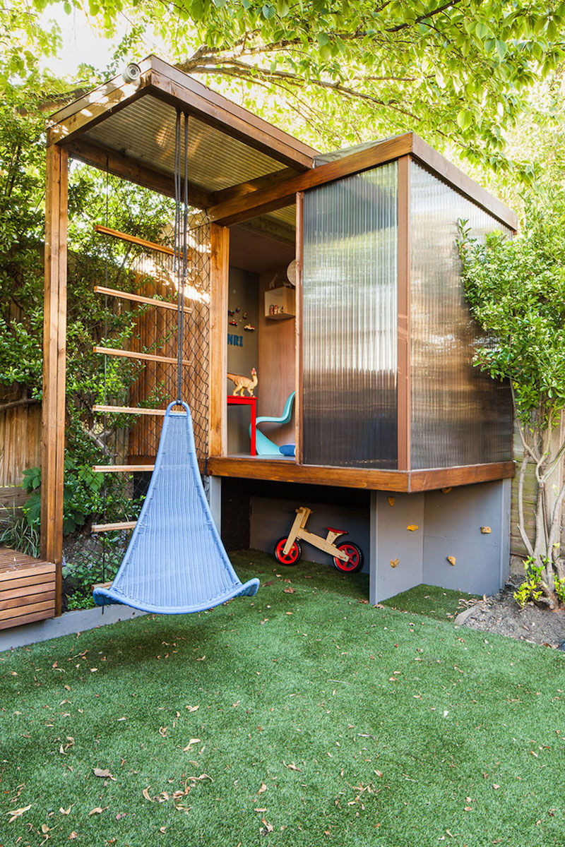 cabane-enfant-bois-plexiglas-fauteuil-suspendu-cour-maison-toit-verre