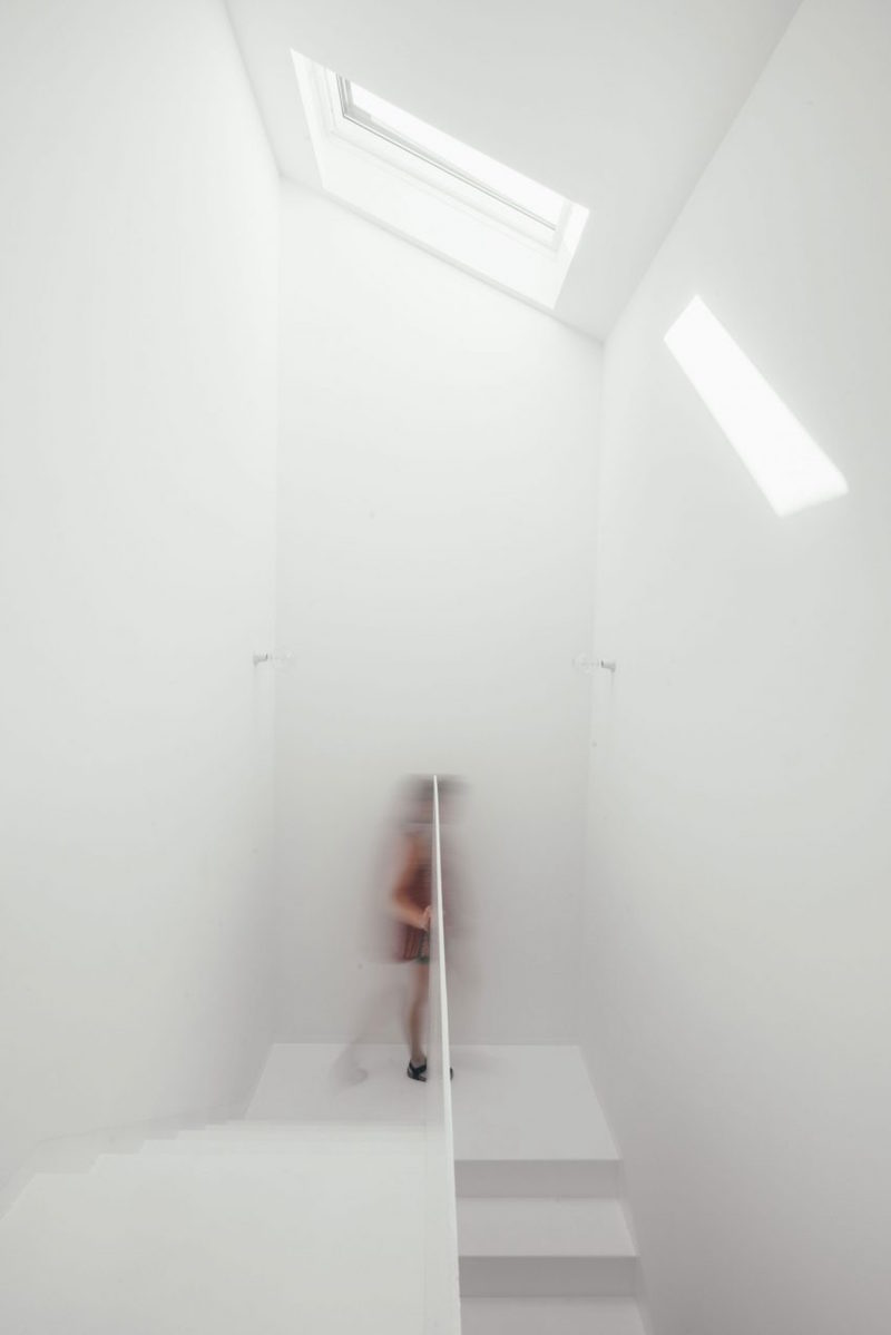 cage d'escalier intérieur demi-tournant de design minimaliste cage-escalier-intérieur-demi-tournant-design-minimaliste