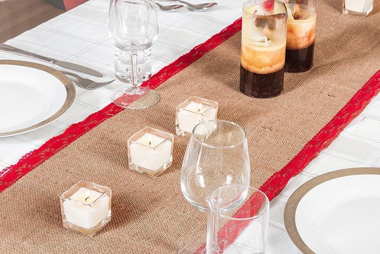 chemin-table-toile-jute-bords-rouges-table-manger-ambiance-festive