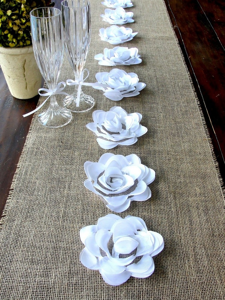chemin-table-toile-jute-fleurs-blanches-table-bois-massif-pots