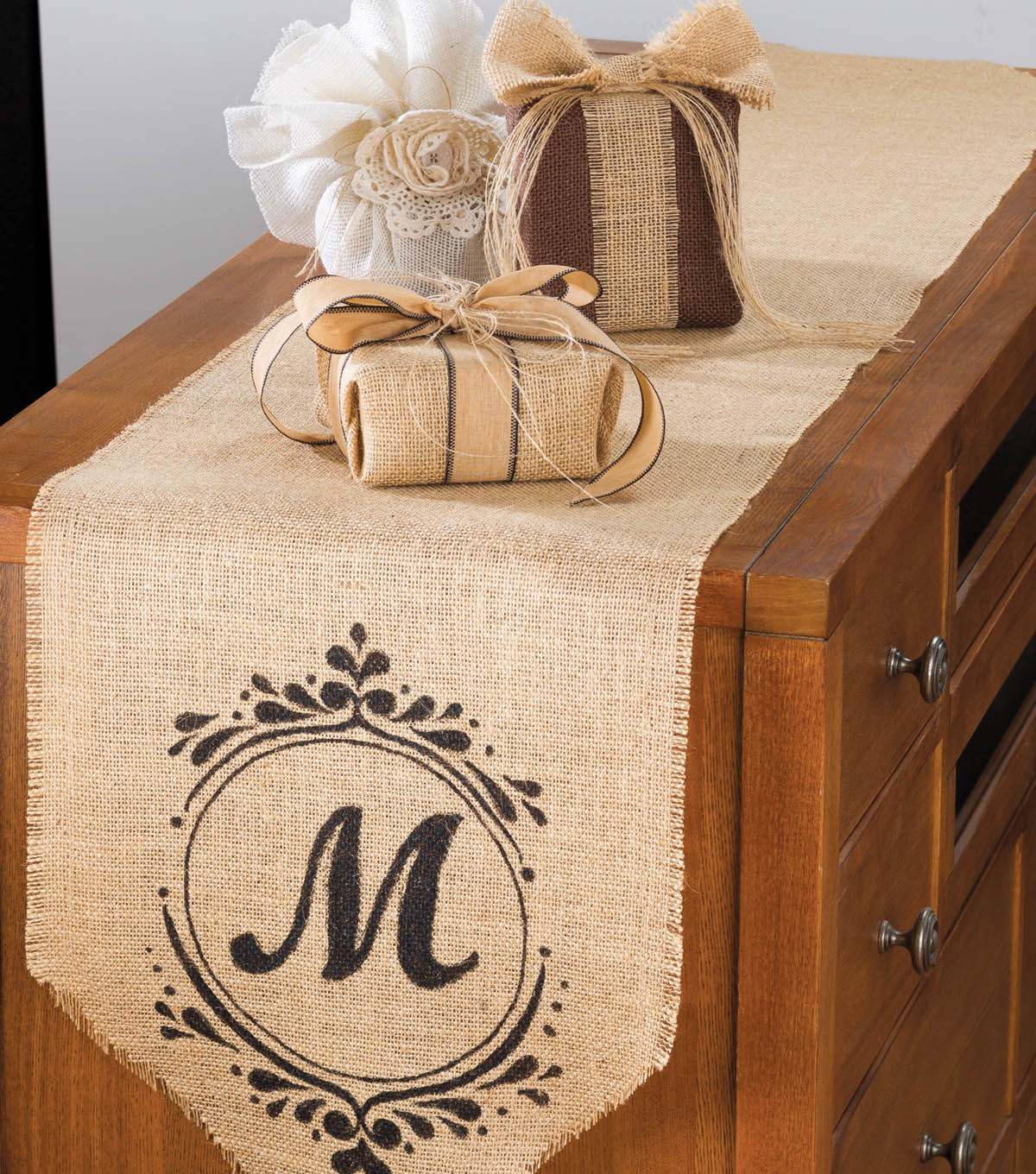 chemin-table-toile-jute-imprimée-lettre-monogramme