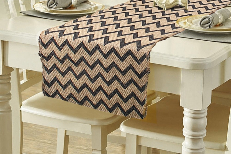 Chemin de table toile de jute pour booster votre décoration